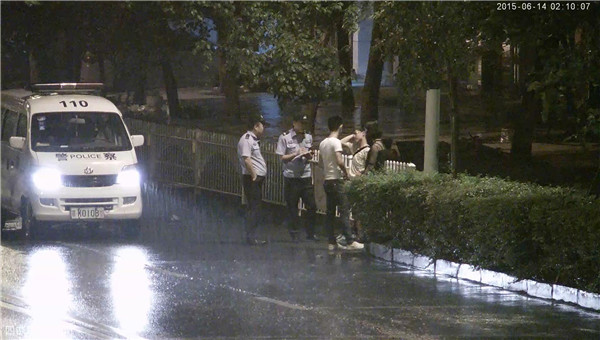 民警雨中對戴眼鏡、白T恤男及女孩進行盤查.jpg